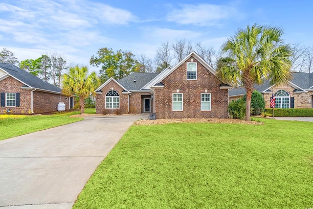 view of front facade with a front yard