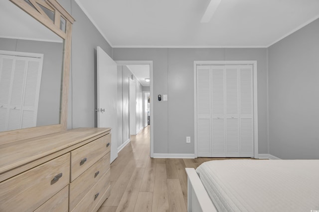 bedroom featuring crown molding, a closet, ceiling fan, and light wood-type flooring