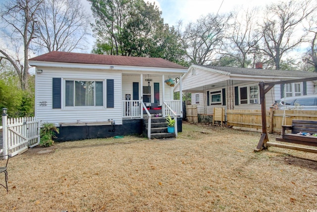 view of front facade featuring a porch and a front yard