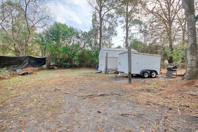 view of yard featuring a storage shed