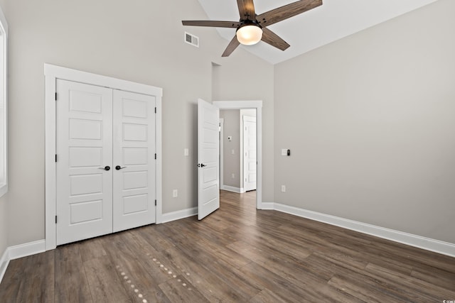 unfurnished bedroom featuring visible vents, baseboards, dark wood-style floors, ceiling fan, and a closet