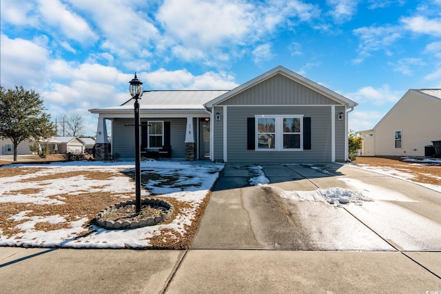 single story home with covered porch