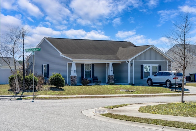 view of front of property featuring a front lawn