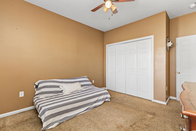 bedroom featuring carpet floors, ceiling fan, and a closet