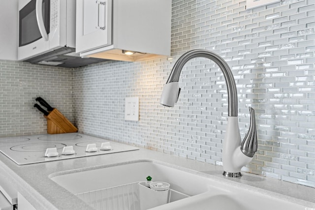 bathroom with sink and backsplash