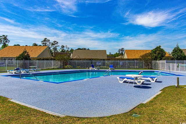 view of swimming pool