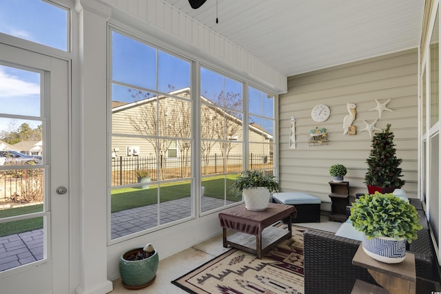 sunroom with ceiling fan