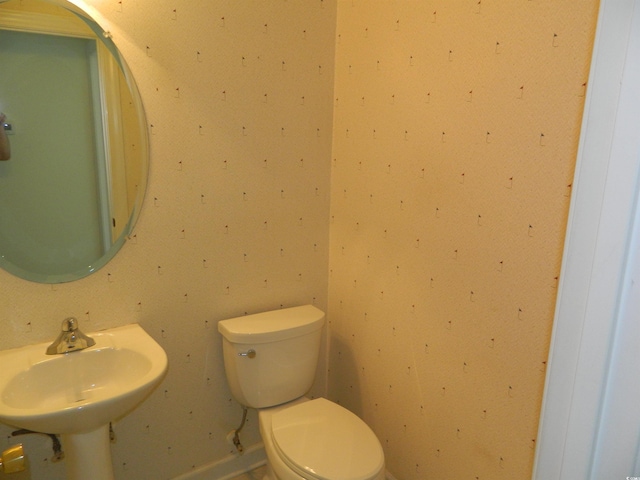 bathroom featuring sink and toilet