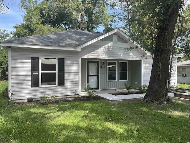 view of front of property featuring a front yard