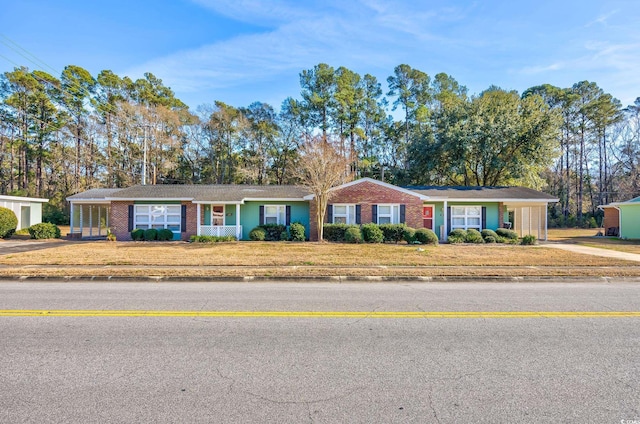 single story home featuring a front lawn