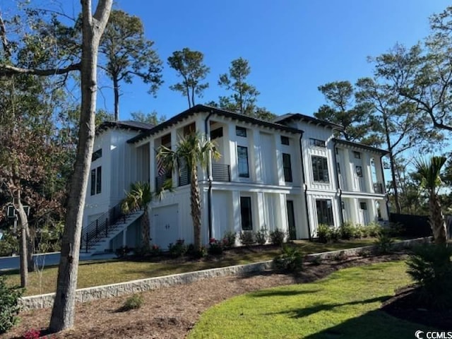 view of front of property featuring a front yard