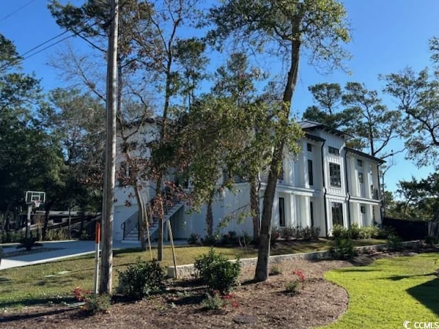 view of front facade featuring a front lawn