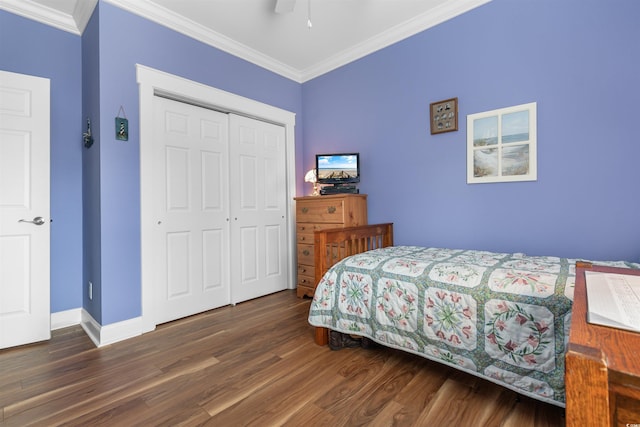 bedroom featuring crown molding, dark wood-type flooring, a closet, and ceiling fan