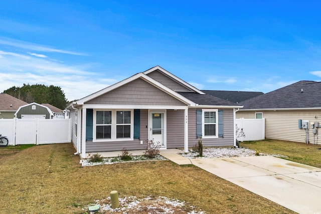 view of front of property featuring a front yard