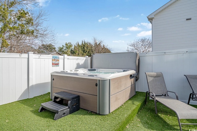 view of yard featuring a hot tub