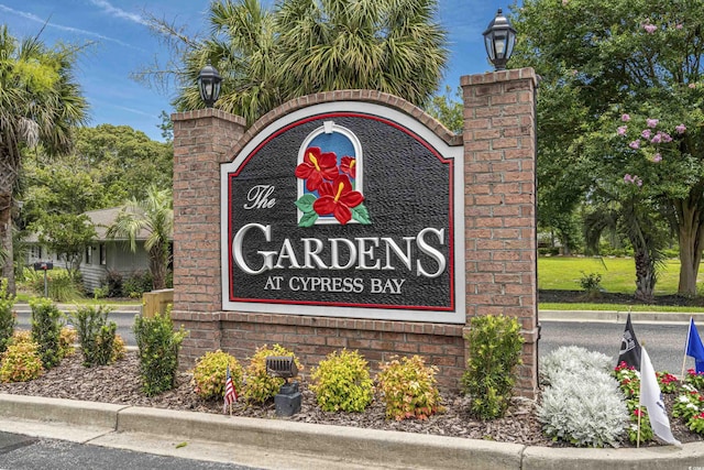 view of community / neighborhood sign