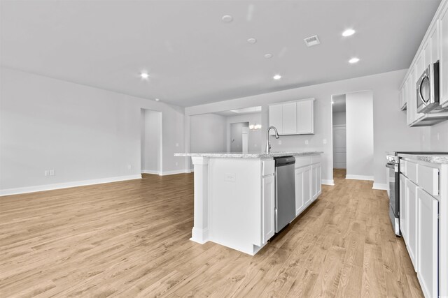 carpeted spare room featuring a tray ceiling