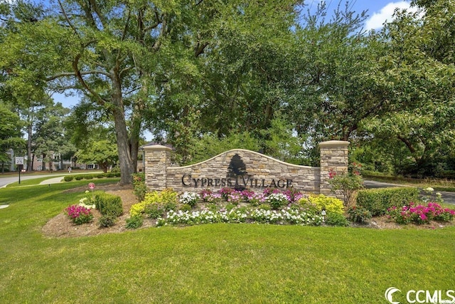 community sign featuring a yard