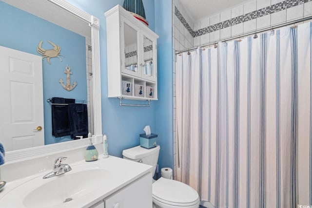 full bath featuring vanity, a shower with shower curtain, and toilet