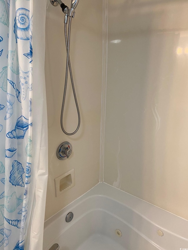 bathroom featuring shower / tub combo