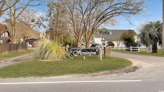 community sign featuring a yard