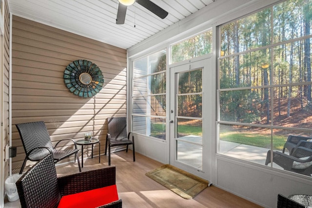 sunroom with ceiling fan