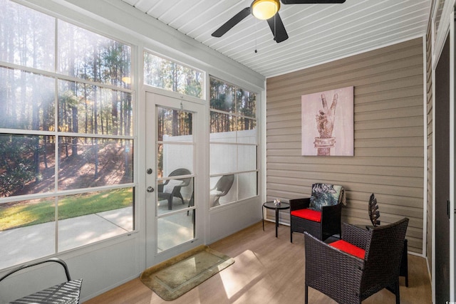 sunroom with ceiling fan