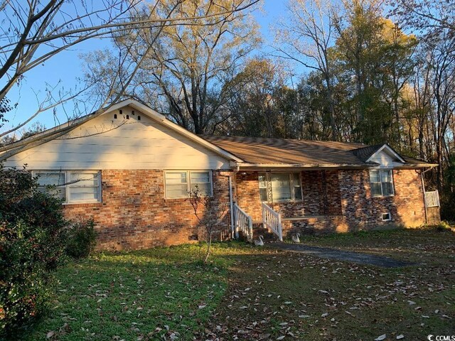 view of front of home featuring a front yard