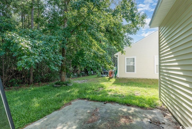 view of yard featuring a patio area