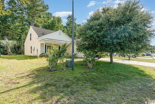 view of front of property featuring a front yard