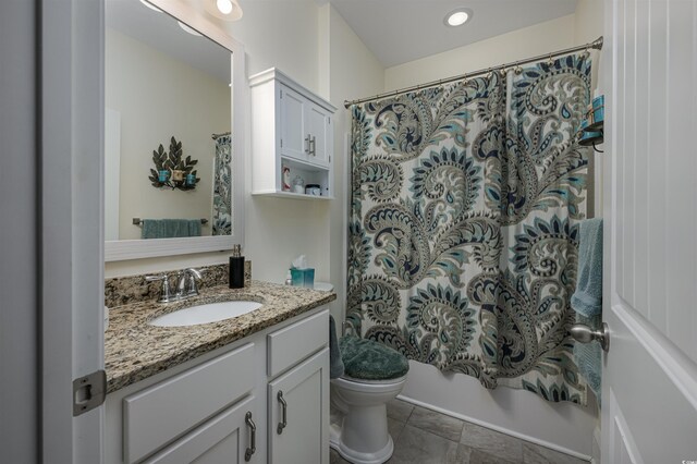 full bathroom with shower / tub combo with curtain, vanity, and toilet