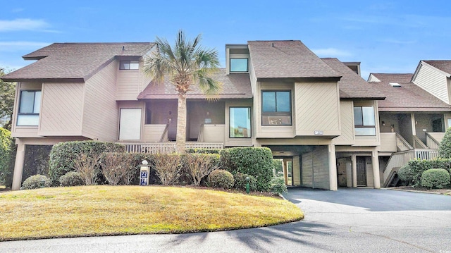 view of front of house featuring a carport and a front yard