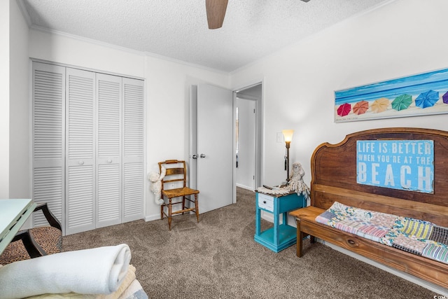 living area featuring ceiling fan, carpet floors, crown molding, and a textured ceiling