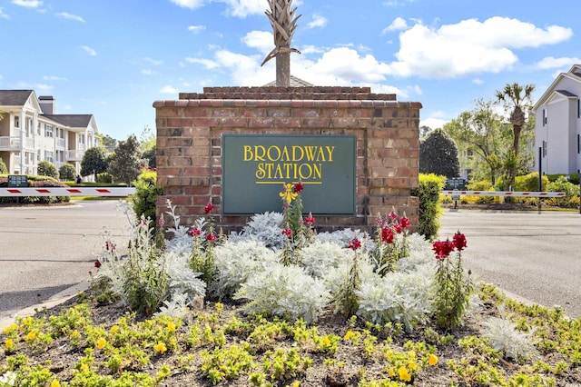 view of community / neighborhood sign