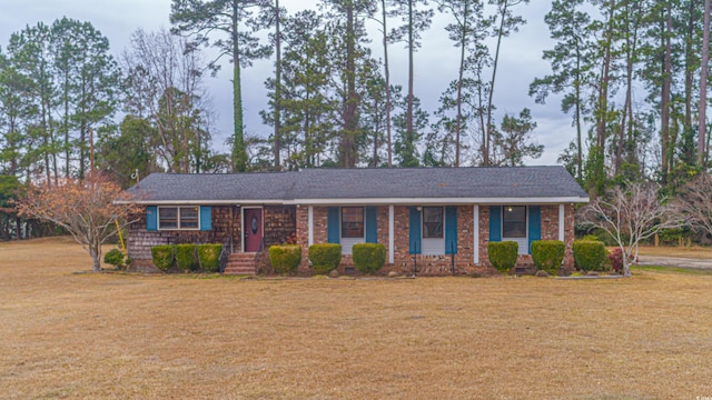 ranch-style house featuring a front yard