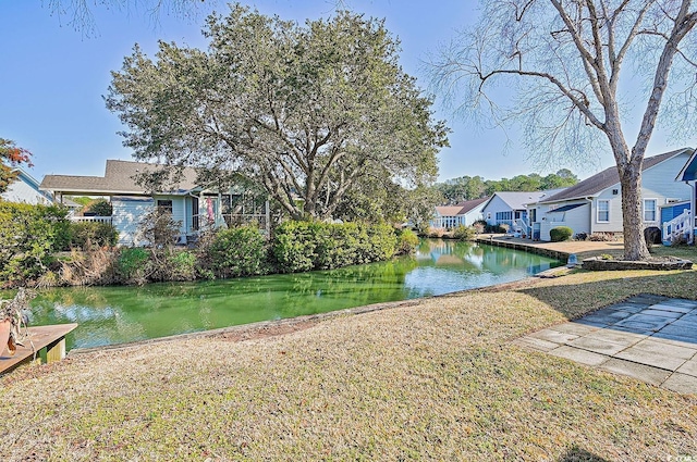 view of yard featuring a water view