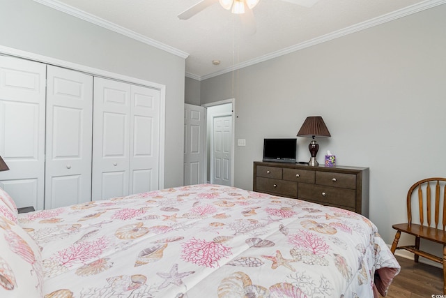 bedroom featuring crown molding, a ceiling fan, a closet, and wood finished floors