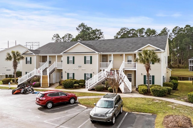 view of front of home featuring a front yard and covered porch