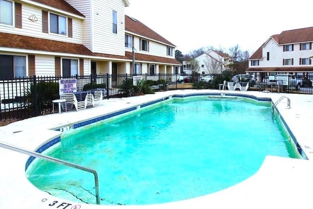 view of swimming pool