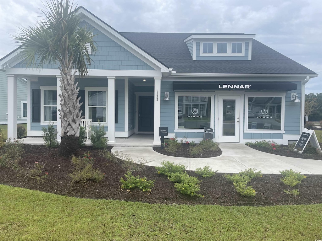 view of front facade featuring a front lawn