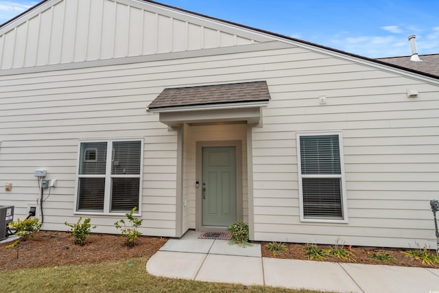 view of front of property with a front lawn