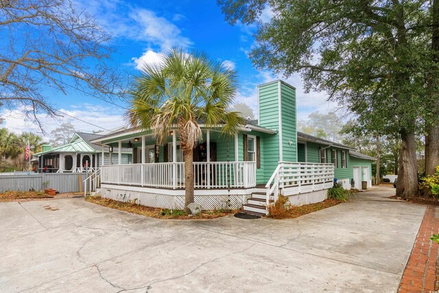 view of front of property featuring covered porch