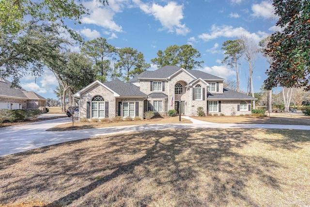 view of front of property featuring a front lawn