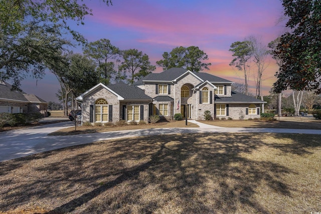 view of front of home featuring a yard