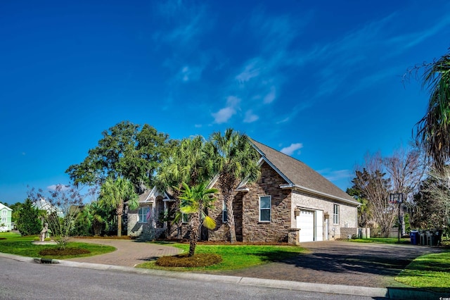 view of front facade featuring a garage