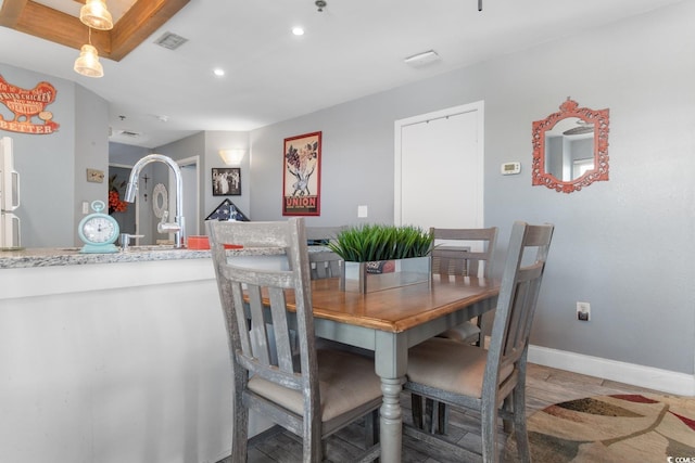 dining room featuring light wood-type flooring, baseboards, visible vents, and recessed lighting