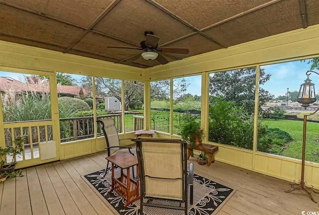 sunroom with ceiling fan