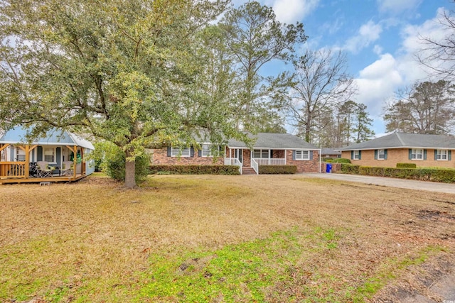 view of front of property featuring a front yard