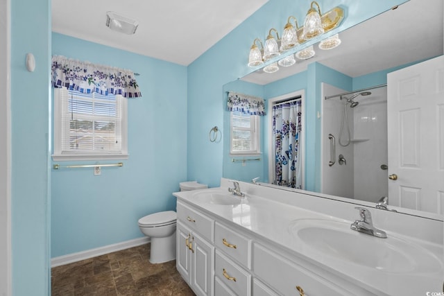 bathroom with a shower with shower curtain, baseboards, a sink, and toilet