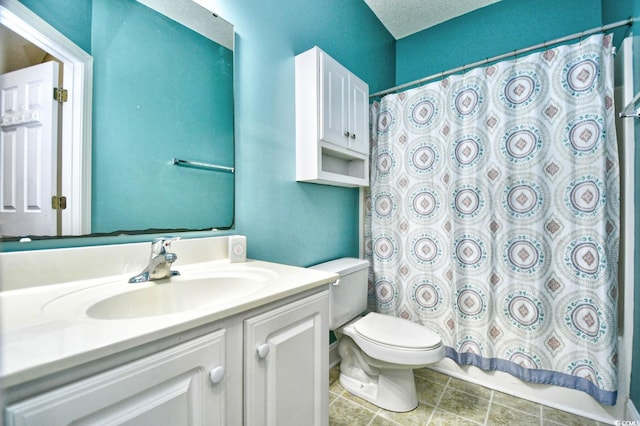 bathroom featuring a shower with curtain, vanity, a textured ceiling, and toilet